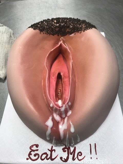 vagina-cake-vs-novelty-cupcakes